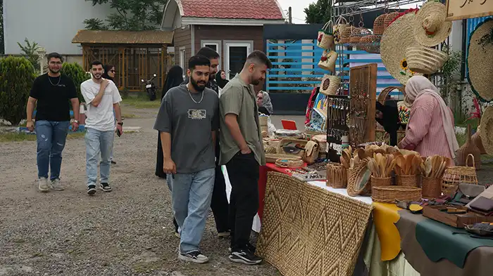 گزارش تصویری برگزاری نمایشگاه هنر، صنایع‌دستی و فرهنگ بومی گیلان در مؤسسه آموزش عالی راهبرد شمال