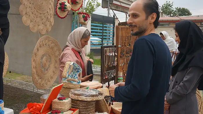 گزارش تصویری برگزاری نمایشگاه هنر، صنایع‌دستی و فرهنگ بومی گیلان در مؤسسه آموزش عالی راهبرد شمال