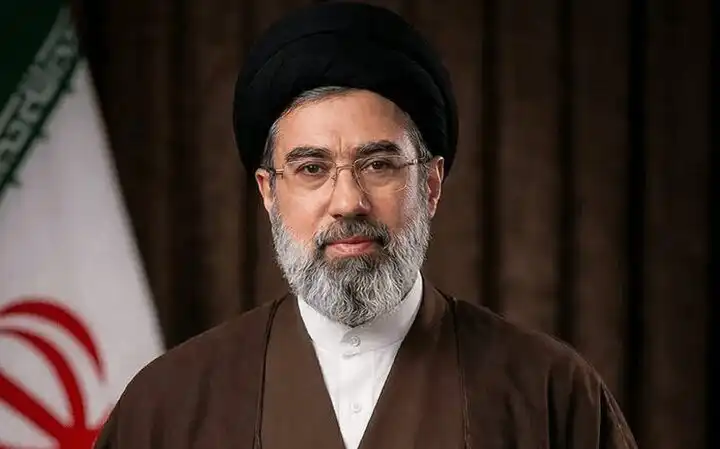 با اعلام مجلس خبرگان "آیت الله سید مجتبی خامنه‌ای" به عنوان سومین رهبر جمهوری اسلامی انتخاب شد.